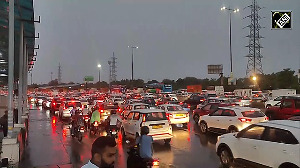 Heavy rain triggers major traffic jam on Delhi-Gurugram highway