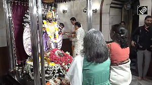 Prez Murmu offers prayers at Dakshineswar Kali Temple in Kolkata