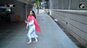 Sara Ali Khan Shares Cake with Paparazzi on Her Birthday!