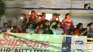 Bihar Election 2025 Women peer out from their balconies offer Aarti to PM Modi