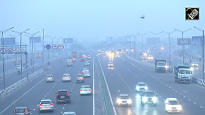 Smog chokes Delhi-NCR as AQI stays in Very Poor range, visibility low near Akshardham