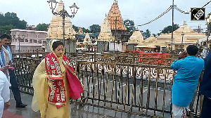 Mehreen Pirzada visits Mahakaleshwar Temple