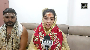 Mehreen Pirzada visits Mahakaleshwar Temple