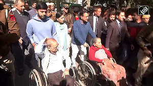 Kejriwal with parentsr in wheelchair arrive to cast vote