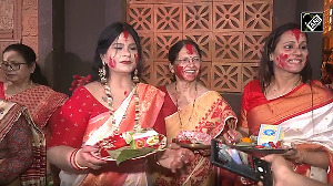 Women bid farewell to Maa Durga by celebrating 'Sindoor Khela'