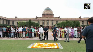 President Murmu greets teachers at Rashtrapati Bhavan