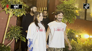 Uorfi and Orry strike cute poses for paps - Watch the video