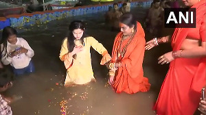 VIDEO: Mamta Kulkarni does own 'pind-daan' in Prayagraj