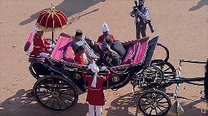 VIDEO: Prez Murmu shares traditional buggy ride with Subianto