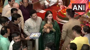 VIDEO: Tendulkar, family offer prayers at Lalbaugcha Raja