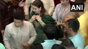 VIDEO: Tendulkar, family offer prayers at Lalbaugcha Raja