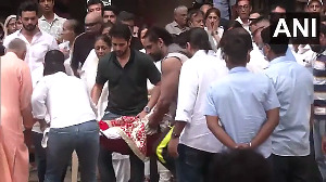 Video: Shefali Jariwala's mortal remains brought home